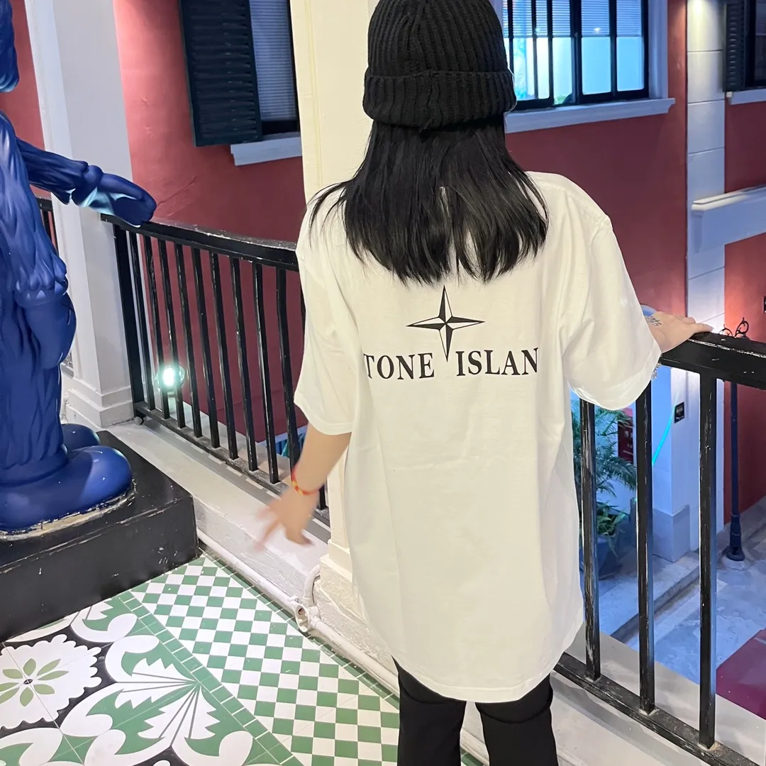 W610#P110💰 Stone Island logo printed front and back short-sleeved men's and women's loose casual T-shirts. Made of 260g combed cotton with 32-count double yarn. Double-threaded two-needle pressed thread. No deformation after long-term washing. Imported 3D printing. No fading. No cracking. Authentic pattern making. Double tags washed. Original packaging. Color: black-white. Size M-XXL.
